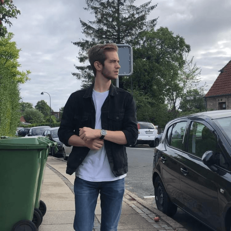 Adrian – Skribent for regler og sikkerhed